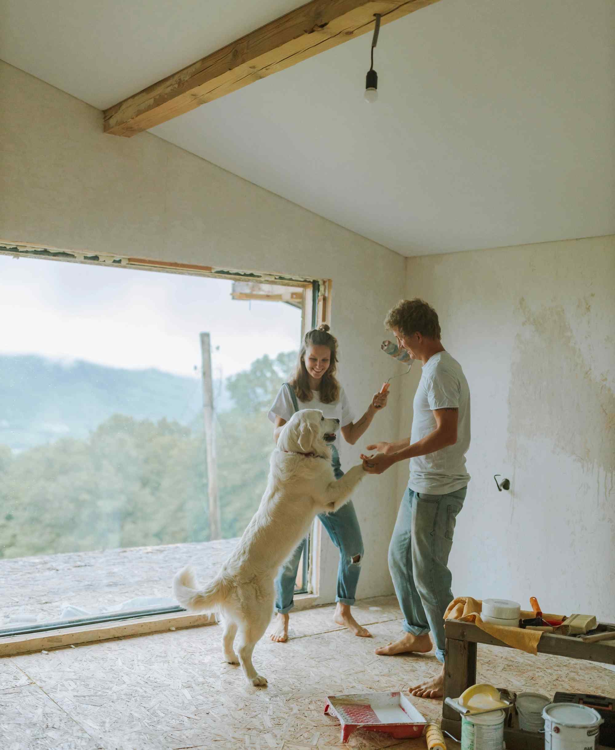 Un couple avec un chien en train de faire des travaux