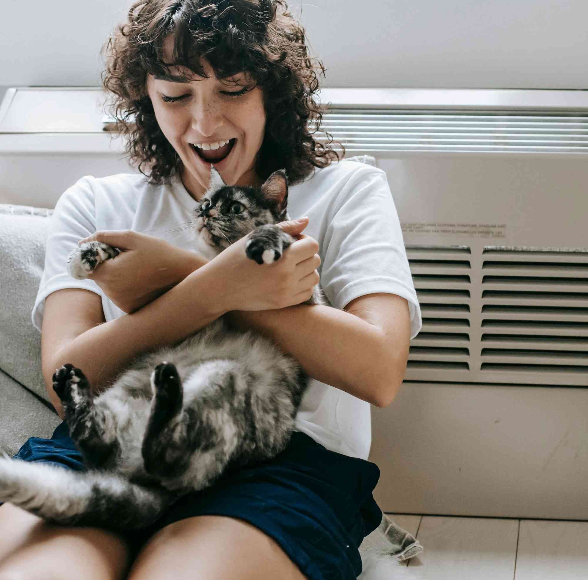 Une personne souriante avec son chat